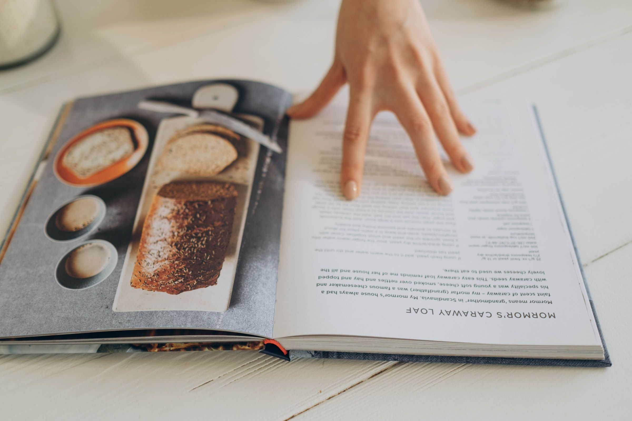 Livre de cuisine ouvert sur le plan de travail