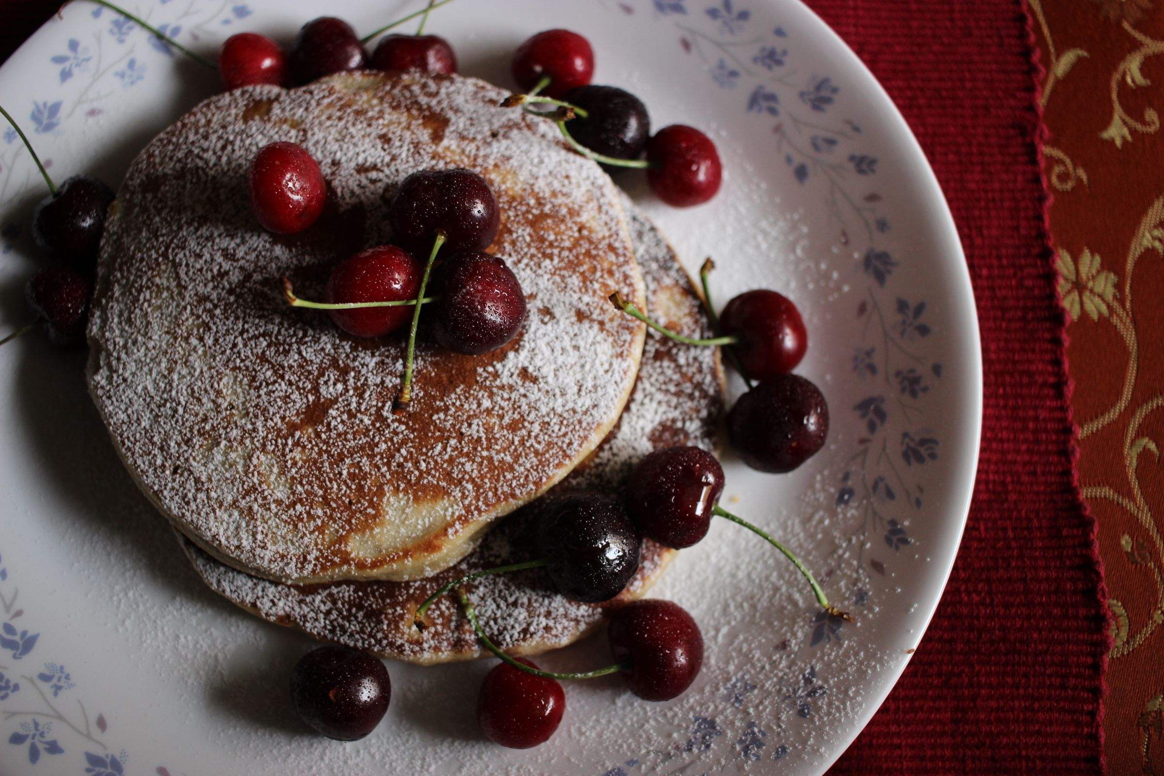 Pile de pancakes garnie de cerises