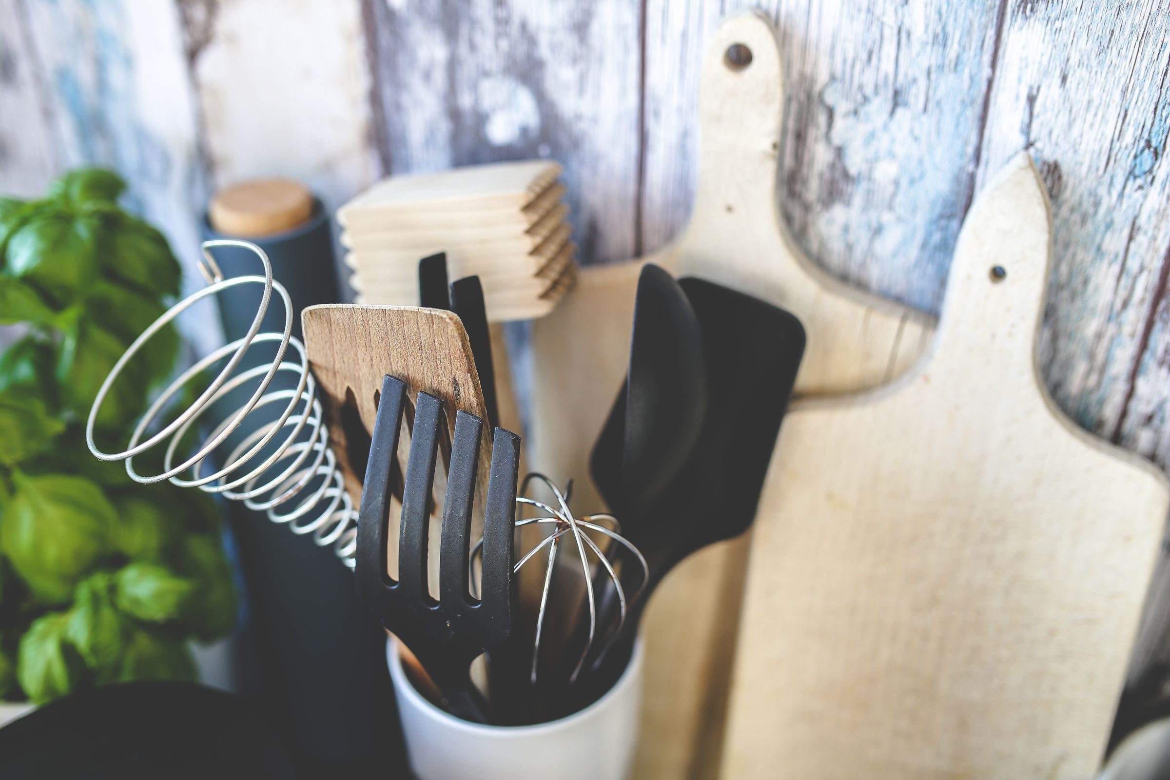 Ustensiles de cuisine : spatule, fouet et poêle